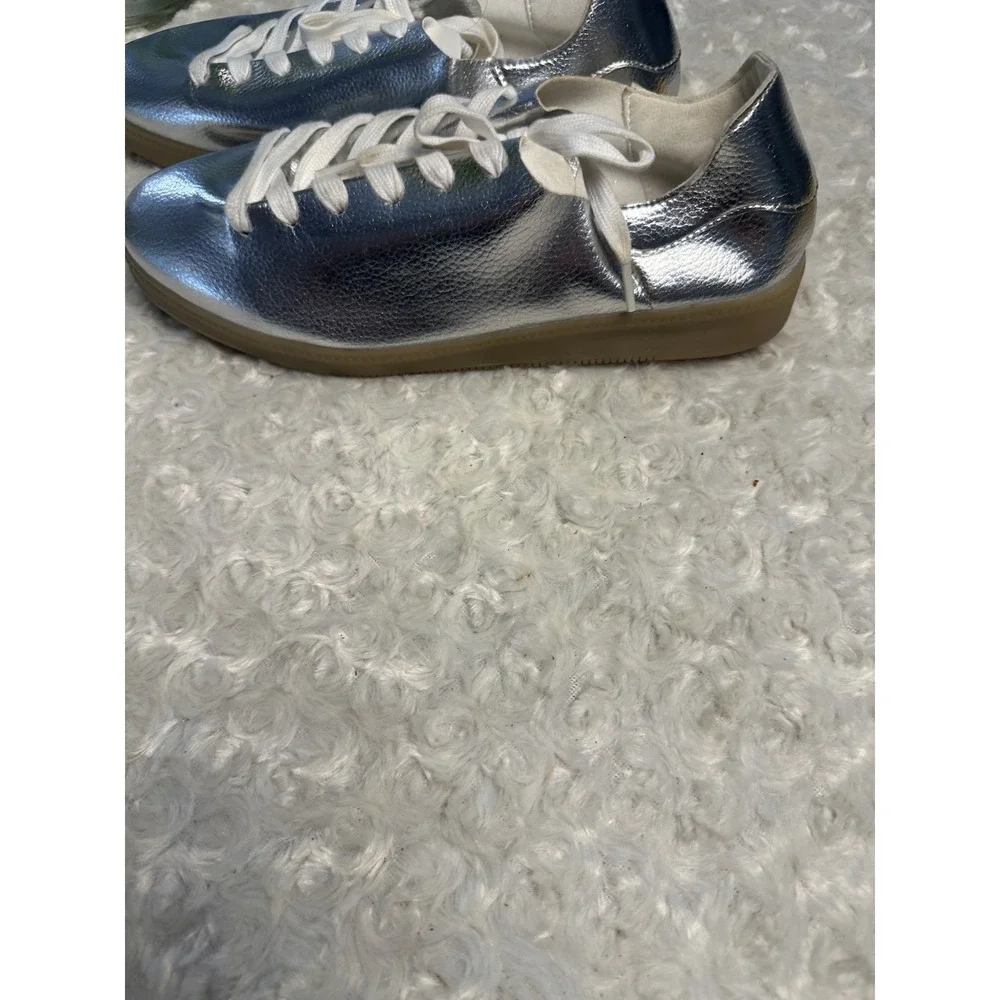 Woman Silver Metallic Low Top Lace-Up Sneakers Solid Pattern Pre-Owned